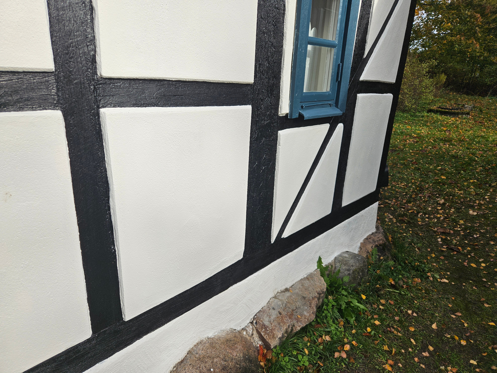 Renovering av korsvirkeshus med lera på Österlen